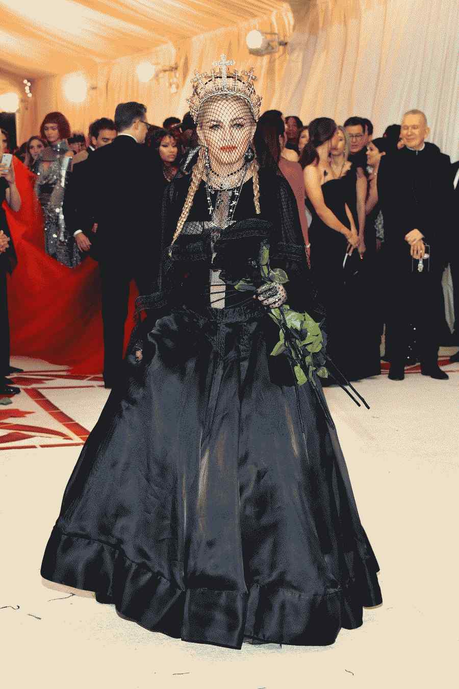 A imagem pode conter JeanPaul Gaultier Moda Pessoa Humana Estreia Tapete Vermelho e Tapete Vermelho Estreia