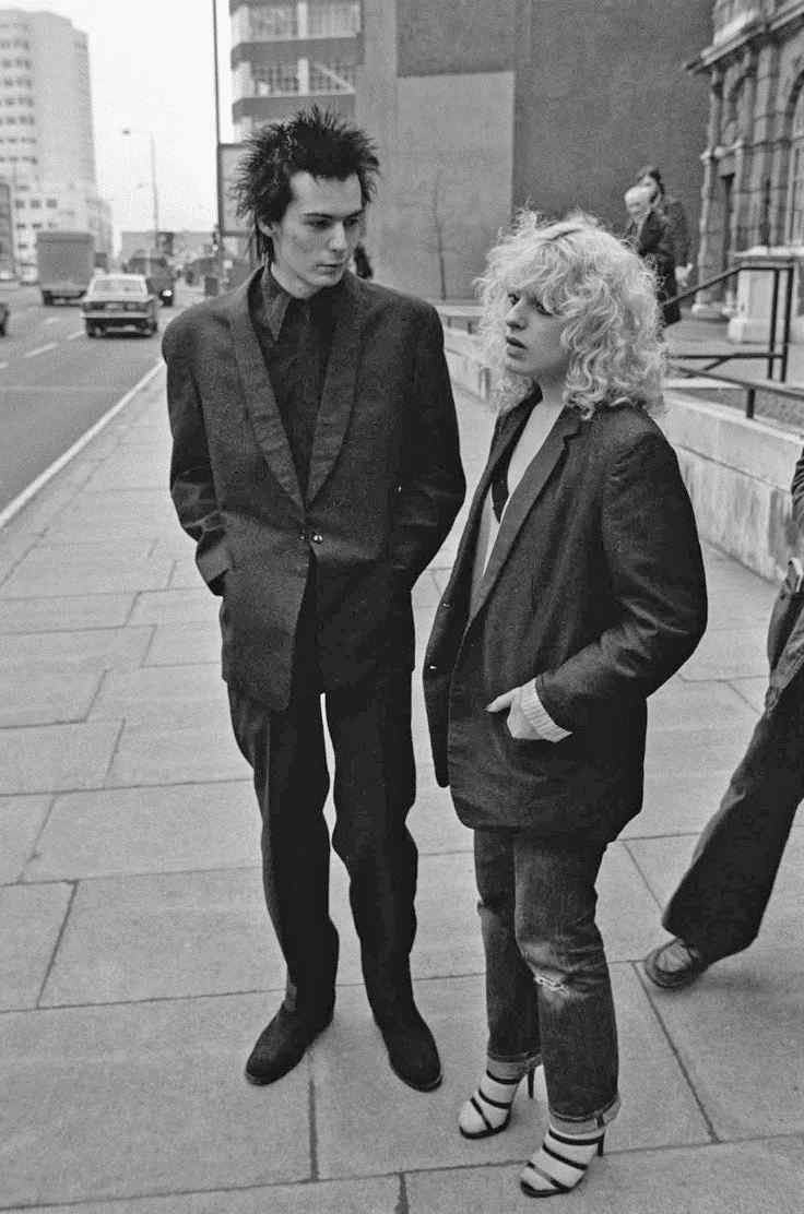 A imagem pode conter Sid Vicious Clothing Vestuário Pessoa humana Sapato Calçado Casaco Carro Transporte e Veículo