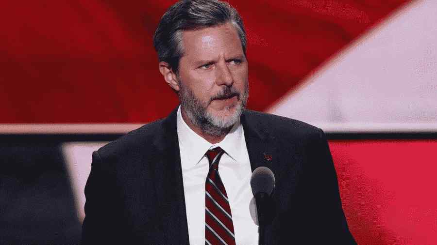 O problema de contratar Jerry Falwell Jr. para uma força-tarefa educacional? Ele não acredita na ciência, para começar