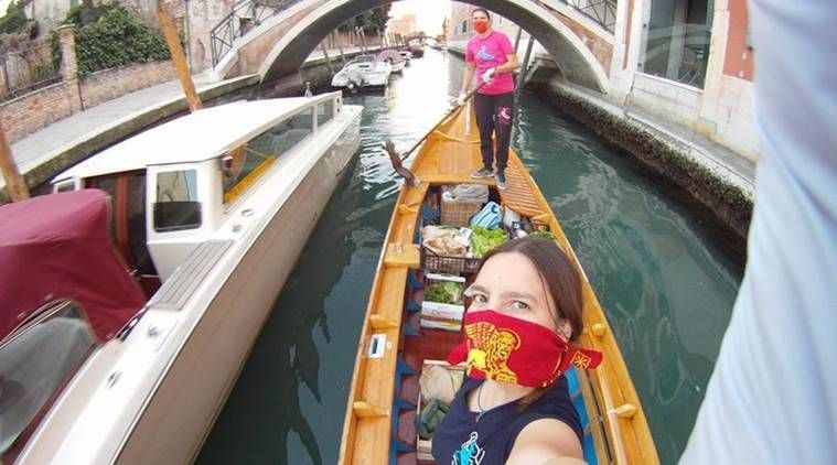 Venedigkvinnor använder gondoler för att nå äldre