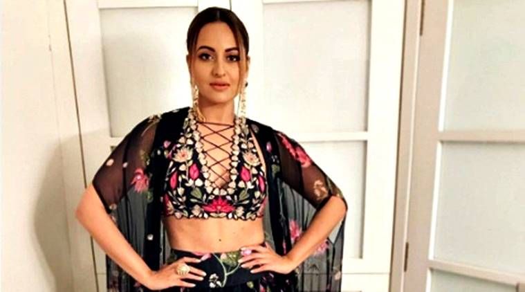 Breathnaíonn Sonakshi Sinha go hiontach sa ghrianghraf grianghraf seo den iris bhrídeog