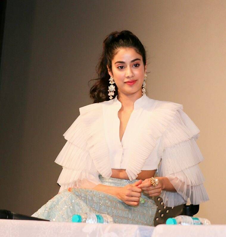janhvi kapoor, iffi 2018, janhvi kapoor viimased uudised, India 49. rahvusvaheline filmifestival goa, janhvi kapoor hiljutine foto, janhvi kapoori punane vaip, janhvi kapoori värskendused, janhvi kapoor mood, celeb mood, bollywood fashion, indian express, indian express news