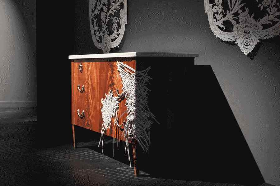 A imagem pode conter mesa de armário aparador de móveis e madeira