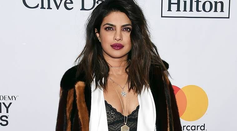 Priyanka Chopra ziloņkaula kleita var būt lieliska izvēle vakariņām