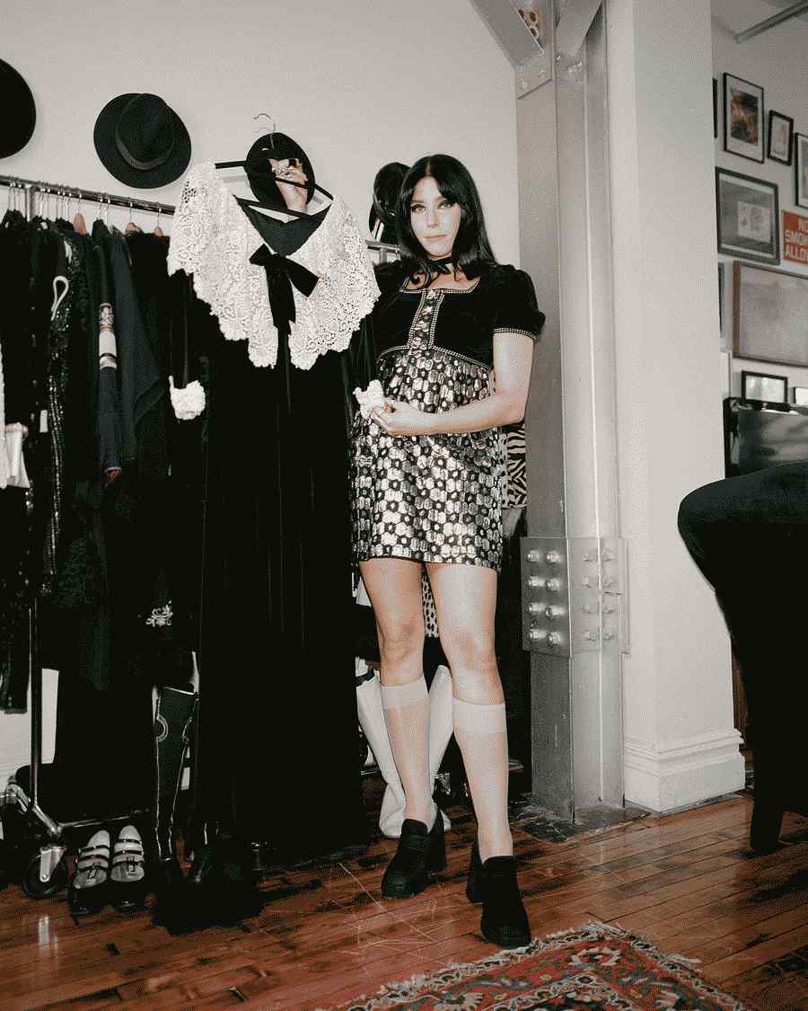 Blair usa um vestido de veludo preto dos anos 70 e minivestido prata lam que comprou na Etsy. Era originalmente um maxi, mas ela tinha ...