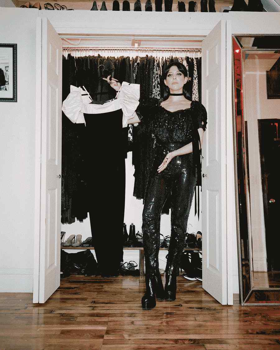 Blair usa um top preto vitoriano da Le Grand Strip calça de alta costura preta Gianni Versace dos anos 90 com ...