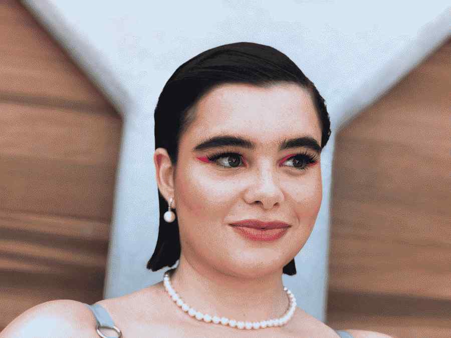 A imagem pode conter Barbie Ferreira Face Pessoa Humana Colar Jóias Acessórios Acessórios Roupas e Vestuário