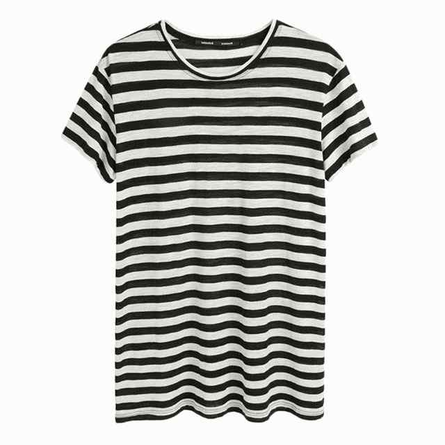 A imagem pode conter Vestuário de roupas e camiseta