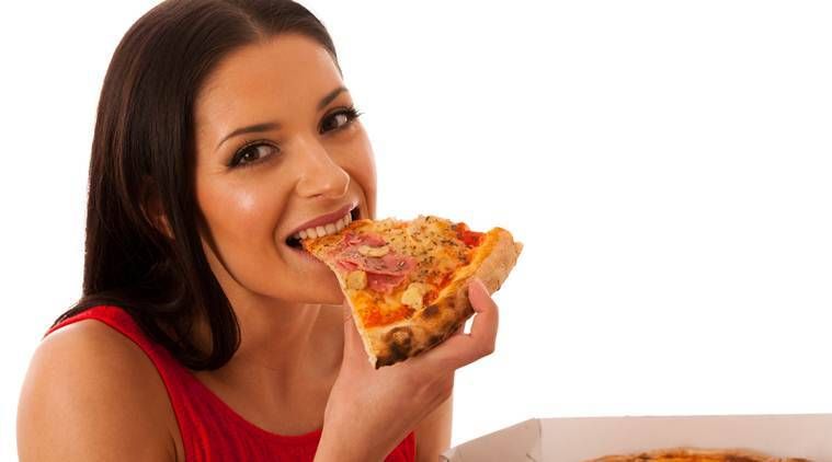 Pizaa, pizza italyan, pizza naples, pizza yemək yolları, pizza düzgün yemək, pizza yanlış yemək. pizza yemək cüzdan texnikası, ənənəvi pizza yemək yolu, pizza qatlama və yemək yolu, yemək xəbərləri, həyat tərzi xəbərləri, son xəbərlər, hind ekspres
