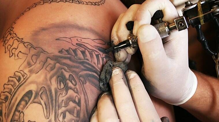Bidh a bhith a ’faighinn tattoos ann an suidheachadh mì-fhallain a’ cur cunnart gabhaltachd an sàs