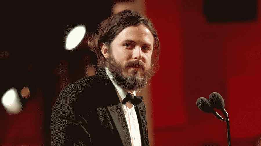 Casey Affleck sai da cerimônia do Oscar 2018