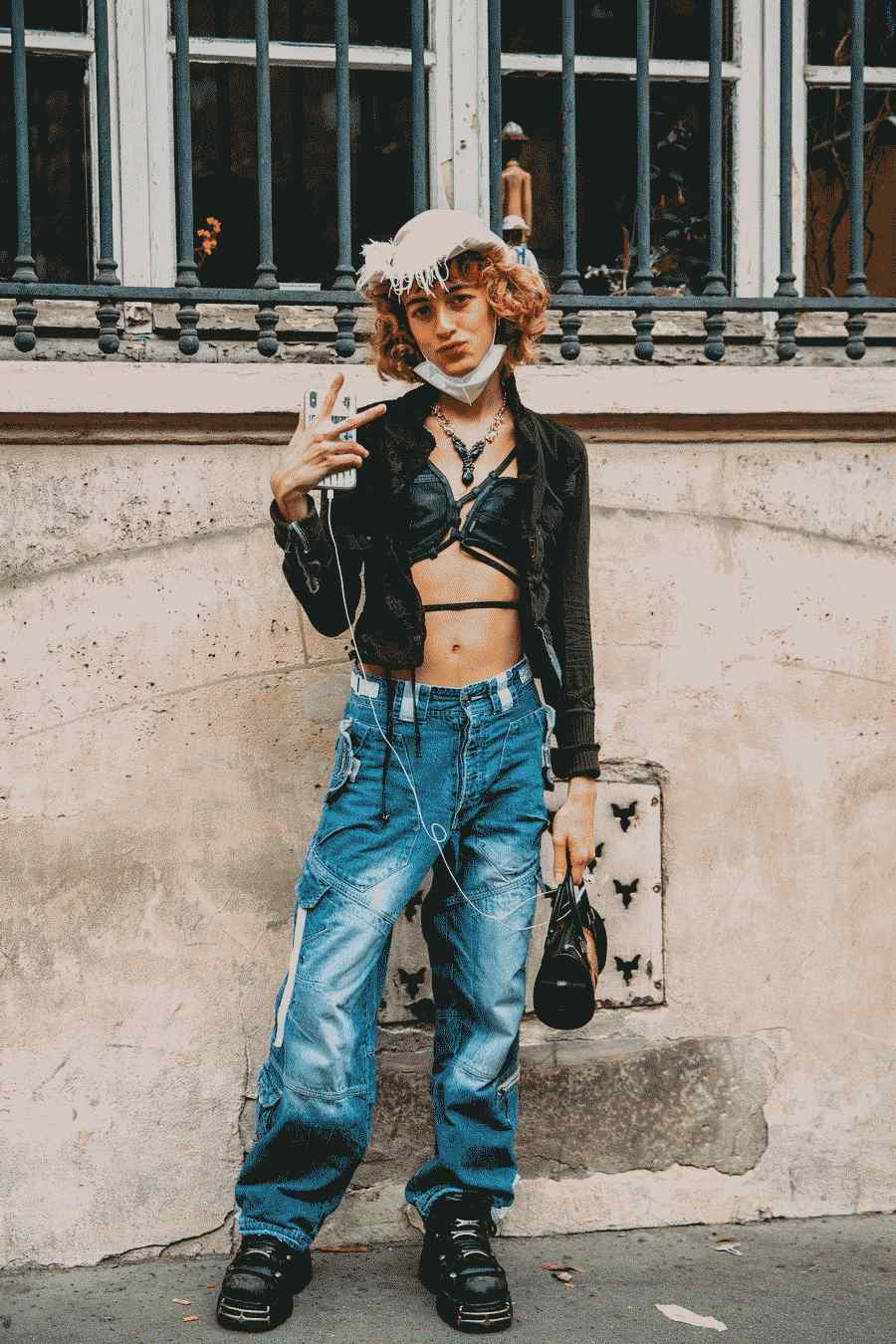 A imagem pode conter Calças Vestuário Vestuário Calçado Sapato Pessoa Humana Jeans e Jeans