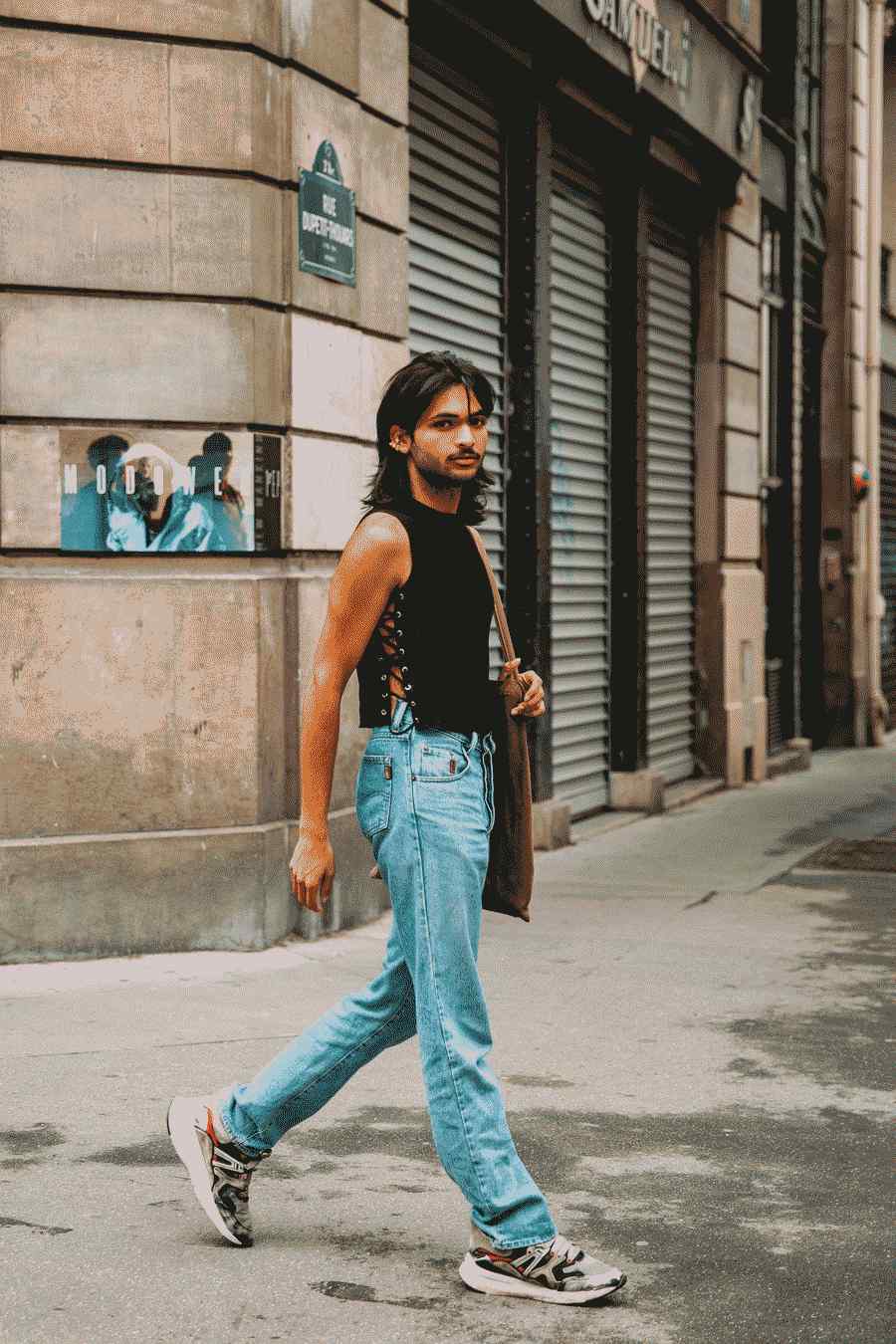 A imagem pode conter Roupa, Calçado, Calçado, Roupa, Calças, Pessoa Humana, Jeans, Jeans, e, Undershirt