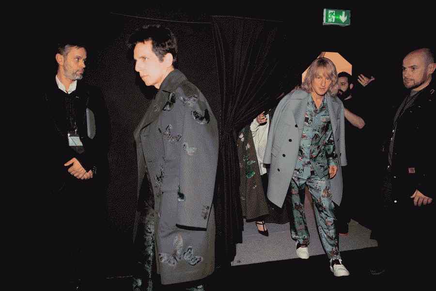 Esta imagem pode conter Owen Wilson Clothing Apparel Pessoa Humana Fredrik Hermansson Casaco Sobretudo e Terno