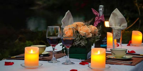 romantisk middag med levende lys for par