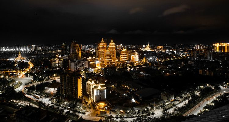 Cruzeiro noturno no rio Lancang