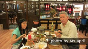 Disfrutando de la comida china en un restaurante local