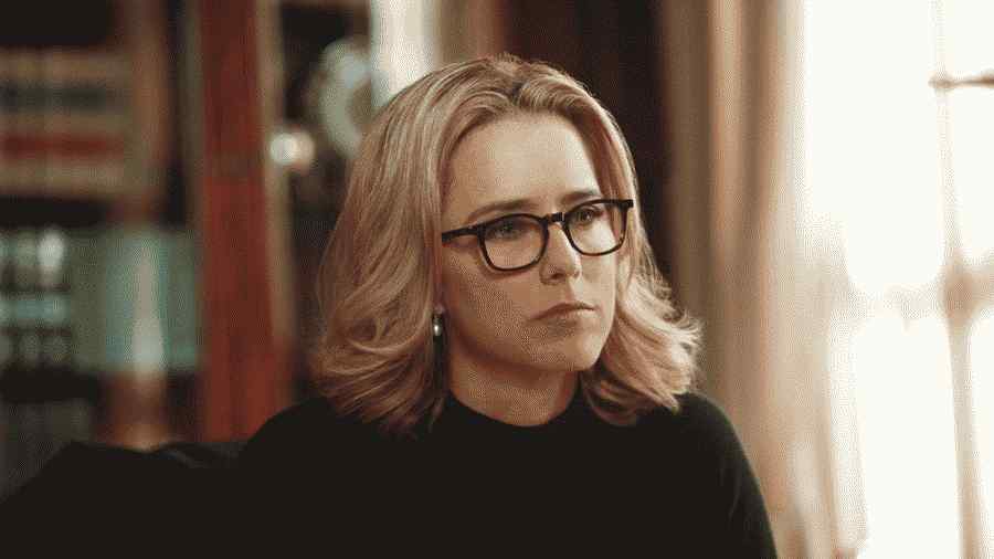 Téa Leoni sobre o encontro com Madeleine Albright e vestindo Brooks Brothers
